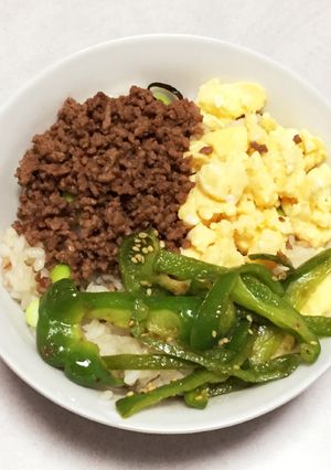 ご飯に枝豆、塩こんぶ、まぜまぜ三色丼！-レシピのメイン写真