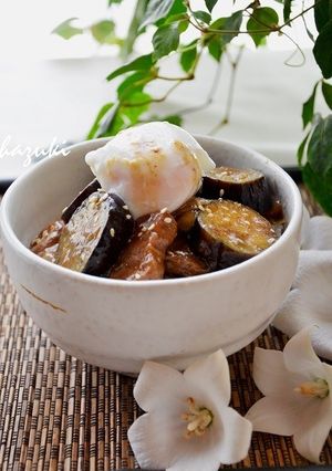 ポーチドエッグのせ茄子と玉ねぎの甘辛豚丼-レシピのメイン写真