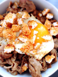 夏バテ無の男飯!揚げ煎餅トッピング焼肉丼-レシピのメイン写真