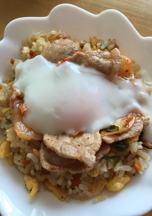 具だくさん五目炒飯で温玉豚キムチのせ♩-レシピのメイン写真