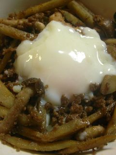 ごぼうとひき肉の温玉どんぶり-レシピのメイン写真
