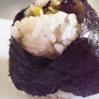 基本からアレンジまで！思わずつくりたくなる「高菜おにぎり」のレシピ
