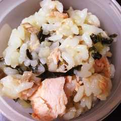 รูปของ 離乳食 中期から後期移行 鮭小松菜ご飯