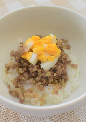 【離乳食後期以降】きのこと野菜のそぼろ丼-レシピのメイン写真