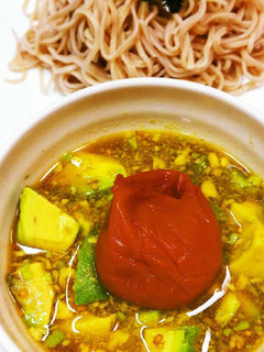 ざる蕎麦のつゆにアボカドと梅干しが最高!-レシピのメイン写真