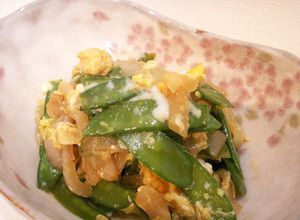 新玉ねぎの季節♪新玉ときぬさやの卵とじ-レシピのメイン写真