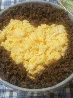 牛そぼろ丼☆ハートにして見ました♪-レシピのメイン写真
