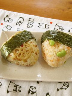 鶏そぼろ&ピリ辛鮭そぼろのオニギリ-レシピのメイン写真