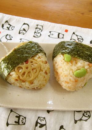 鶏そぼろ＆ピリ辛鮭そぼろのオニギリ-レシピのメイン写真