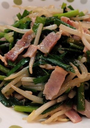 シャキシャキ旨味♪ニラもやしベーコン炒め-レシピのメイン写真