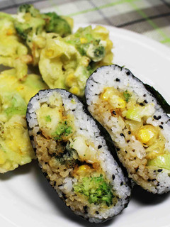 野菜がいっぱい!かき揚げおにぎらず-レシピのメイン写真