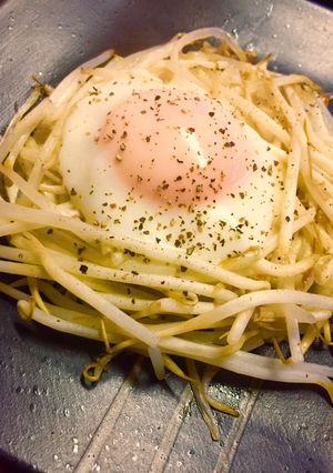 節約♡目玉焼き♡もやしで巣ごもり♡朝食♡-レシピのメイン写真
