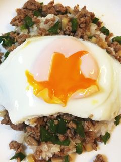 簡単!安い豚挽肉で中華風ロコモコ-レシピのメイン写真