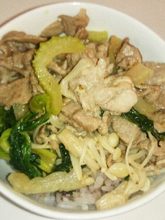 お一人様ご飯 セロリと豚肉のどんぶり-レシピのメイン写真