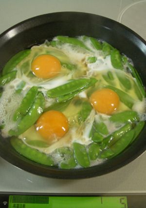 彩りバツグ～ン♪絹さや卵とじ-レシピのメイン写真
