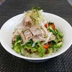 รูปของ ★サッパリ(^^)牛冷しゃぶサラダ丼♪♪