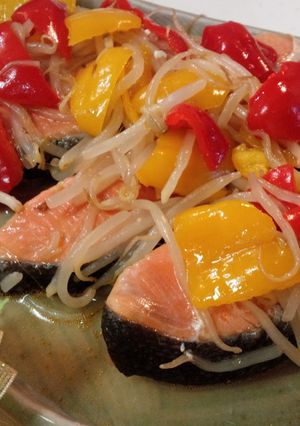 野菜の甘みで優しい塩味♪鮭のパフリカ蒸し-レシピのメイン写真