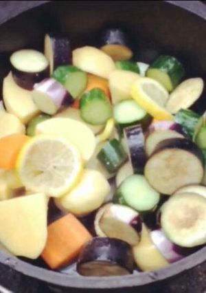 ダッチオーブンで手羽元と夏野菜の塩レモン-レシピのメイン写真