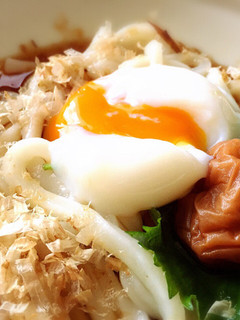 5分以内!ぶっかけ温玉梅冷やしうどん♪-レシピのメイン写真