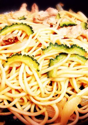 夏バテ知らず☆ゴーヤーと豚肉の焼うどん-レシピのメイン写真