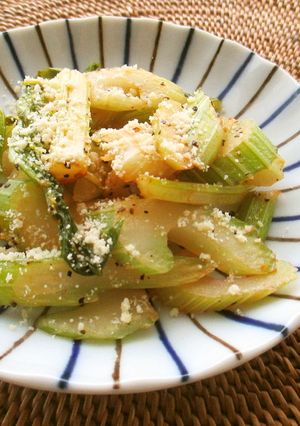 セロリのケチャップ炒め　チーズON♪-レシピのメイン写真