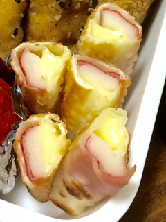 お弁当に〜餃子の皮で巻くカニカマチーズ-レシピのメイン写真