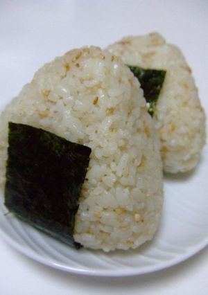 混ぜるだけ♪梅昆布茶おにぎり-レシピのメイン写真