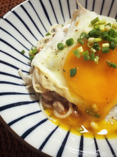 卵がトロ〜リ♬納豆粒マスマヨそうめん-レシピのメイン写真