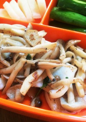 イカとしめじのニンニクバター炒め-レシピのメイン写真