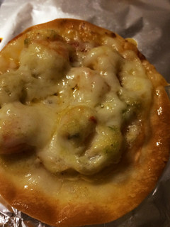 餃子の皮で!エビ アボカドのピザ-レシピのメイン写真