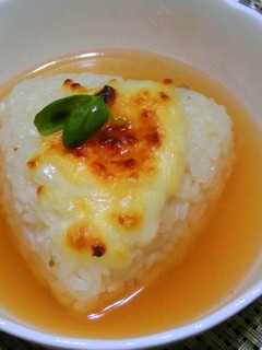 焼きチーズおむすび、コンソメスープかけ-レシピのメイン写真