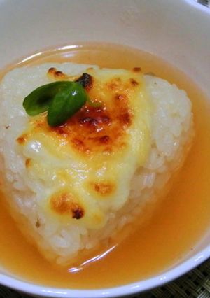 焼きチーズおむすび、コンソメスープかけ-レシピのメイン写真