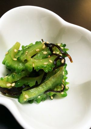 ゴーヤ嫌いが完食⁈ゴーヤのごま塩昆布和え-レシピのメイン写真