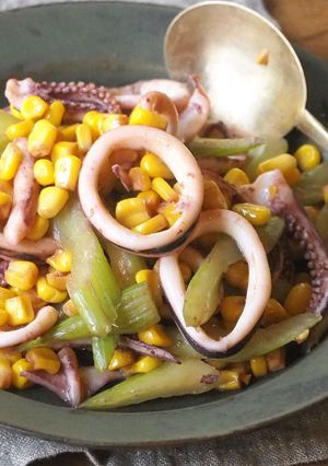 イカとセロリのコーンバター醤油炒め-レシピのメイン写真