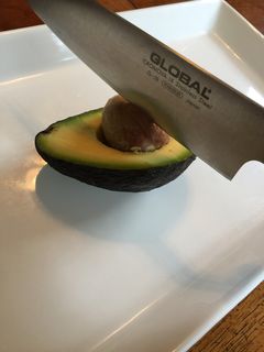 アボカドの種を取る方法-レシピのメイン写真
