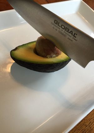アボカドの種を取る方法-レシピのメイン写真