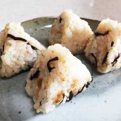 รูปของ 塩昆布とおかかと粉チーズのおにぎり