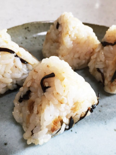 塩昆布とおかかと粉チーズのおにぎり-レシピのメイン写真