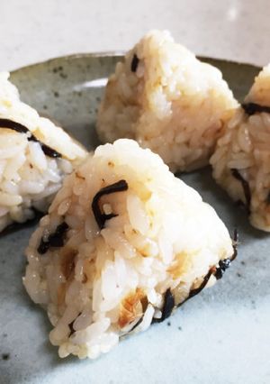 塩昆布とおかかと粉チーズのおにぎり-レシピのメイン写真