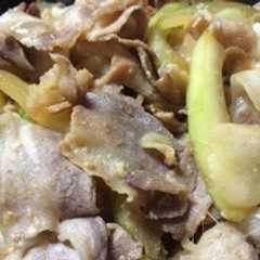 A picture of 豚肉と西瓜の皮の生姜炒め.