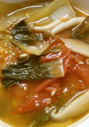 チンゲン菜とトマト　しめじのピリ辛スープ-レシピのメイン写真