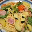 野菜たっぷり:ズッキーニとトマトのパスタ