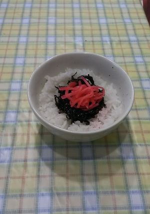 私が好きな昆布の佃煮と紅生姜のおにぎり-レシピのメイン写真