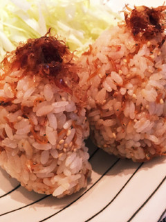 朝ご飯にも☆簡単!ちりめんおかかにぎり♪-レシピのメイン写真