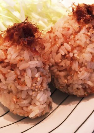 朝ご飯にも☆簡単！ちりめんおかかにぎり♪-レシピのメイン写真