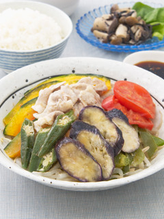 夏野菜と豚肉の蒸しもの にんにくソース-レシピのメイン写真