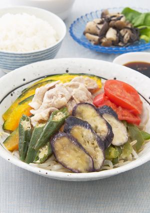 夏野菜と豚肉の蒸しもの　にんにくソース-レシピのメイン写真