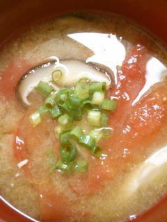 意外と美味しい!トマトと椎茸の お味噌汁-レシピのメイン写真