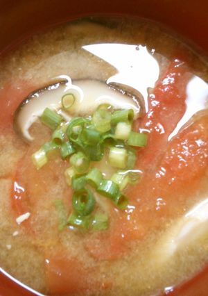 意外と美味しい！トマトと椎茸の　お味噌汁-レシピのメイン写真