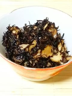 梅干と梅シロップで舞茸ひじきさっぱり炒め-レシピのメイン写真